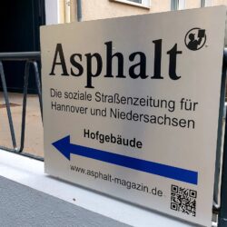 Schüler*innen informieren sich über die Arbeit des Asphalt-Magazins