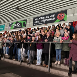 Haltende Hände, kalte Füße – Unterstufenchor dreht Musikvideo im Eisstadion