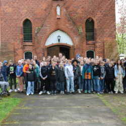 Fünftklässler erkunden die Evangelische Kirche St. Georg Mellendorf