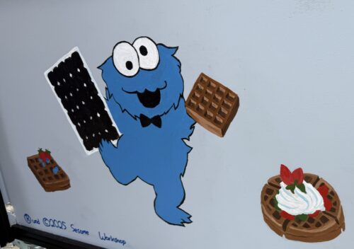 Das Solarmonster gibt eine Waffel aus – und zwar mit Sonnenkraft!